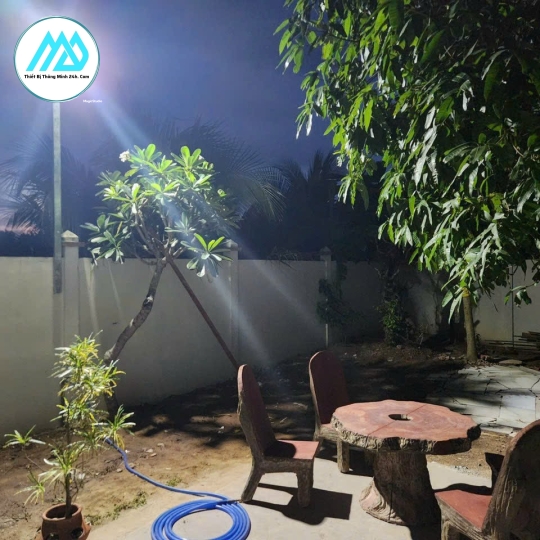 Đèn pha năng lượng mặt trời 200W Blue Carbon MD-FLRP2.0
